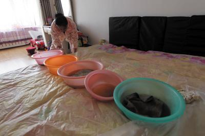 山阳楼上漏水，住户失联，小区没物管，业主维权难！律师来支招……
